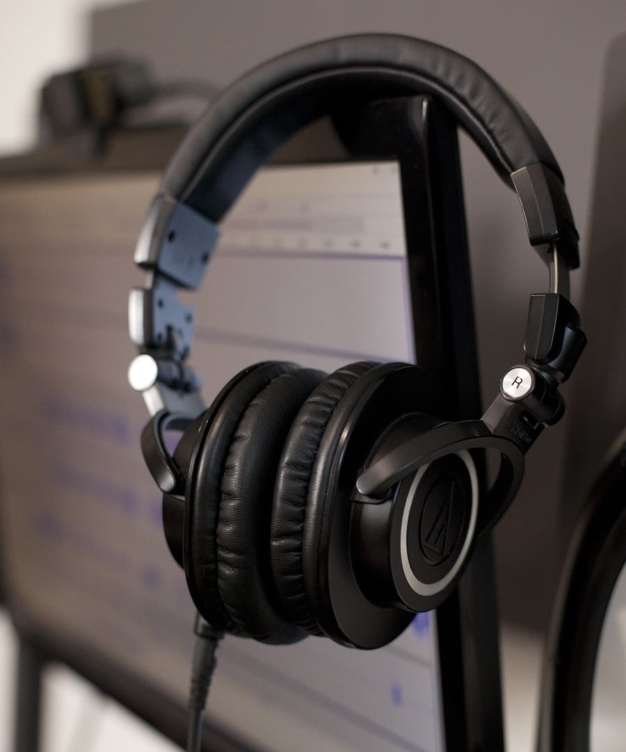 headphones2_come-alive-creative-min headphones come alive creative